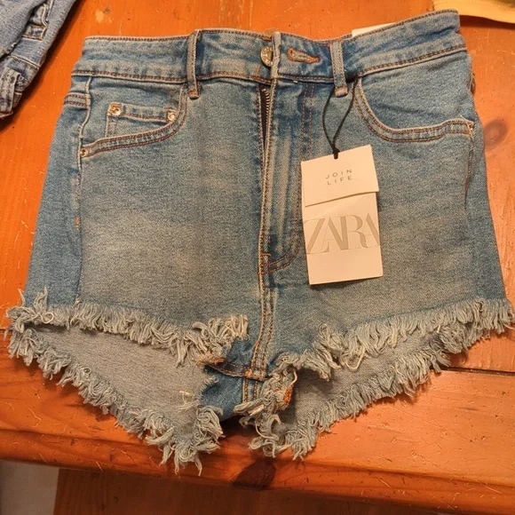 NWT Zara brand shorts fits like a 0 tag. Says size 2 - Picture 2 of 3